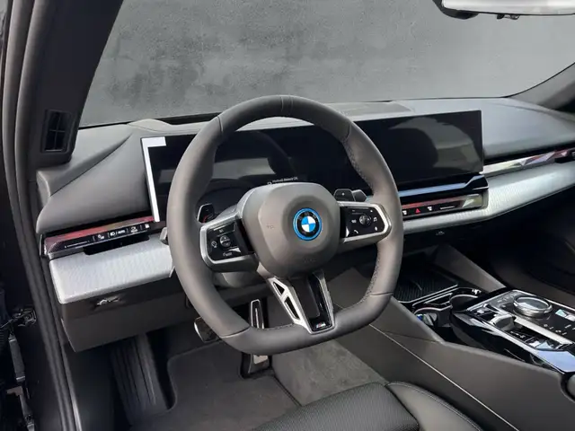 BMW 5 Series view 9