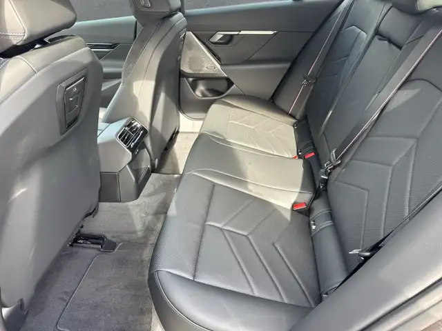 BMW 5 Series view 13