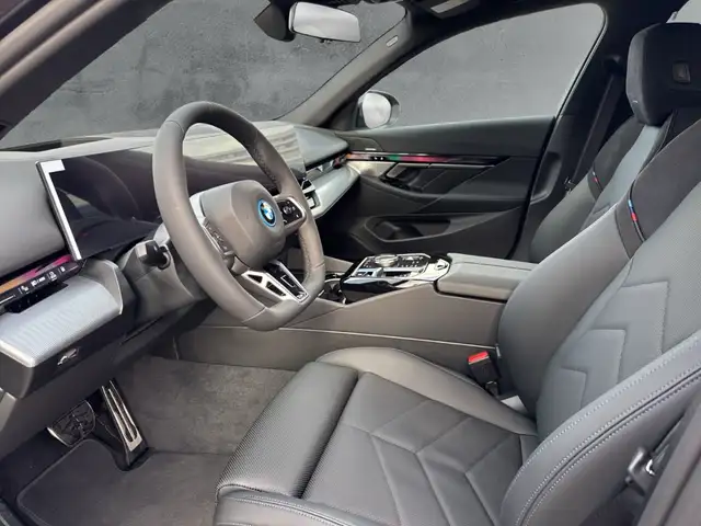 BMW 5 Series view 8