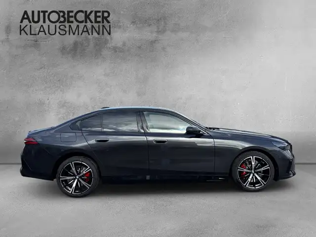 BMW 5 Series view 4