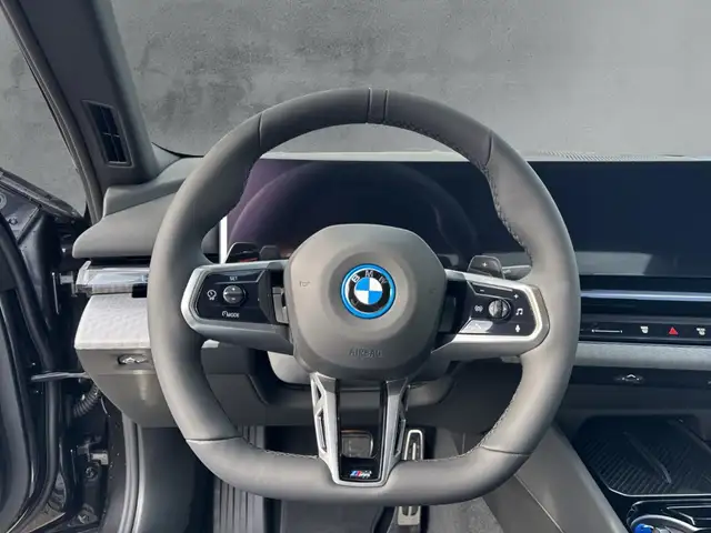 BMW 5 Series view 10