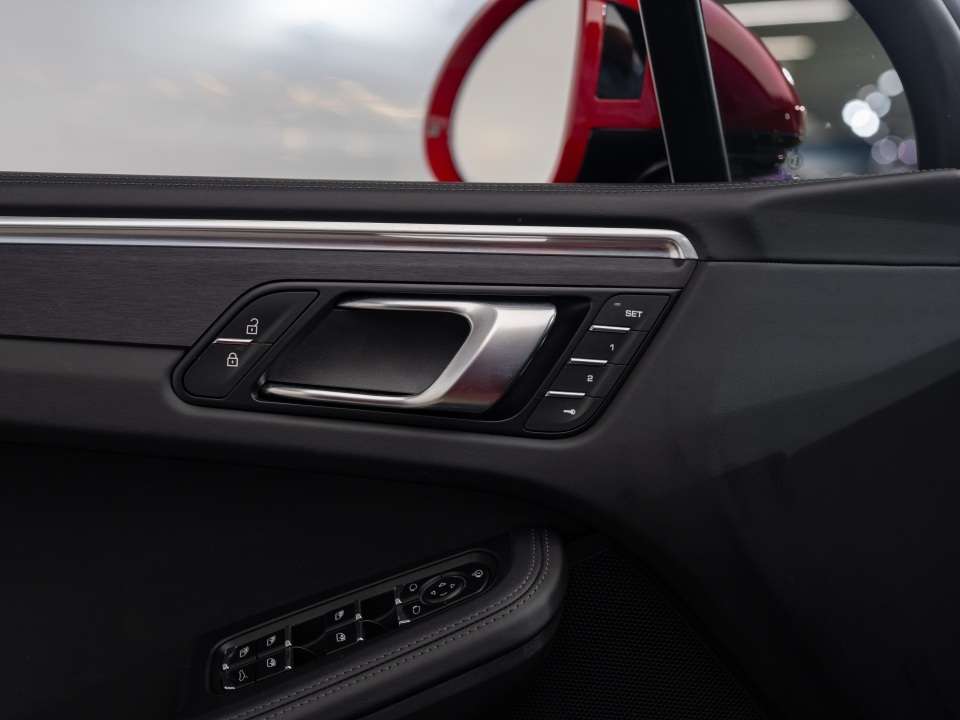 2025 Porsche Macan GTS thumb 42