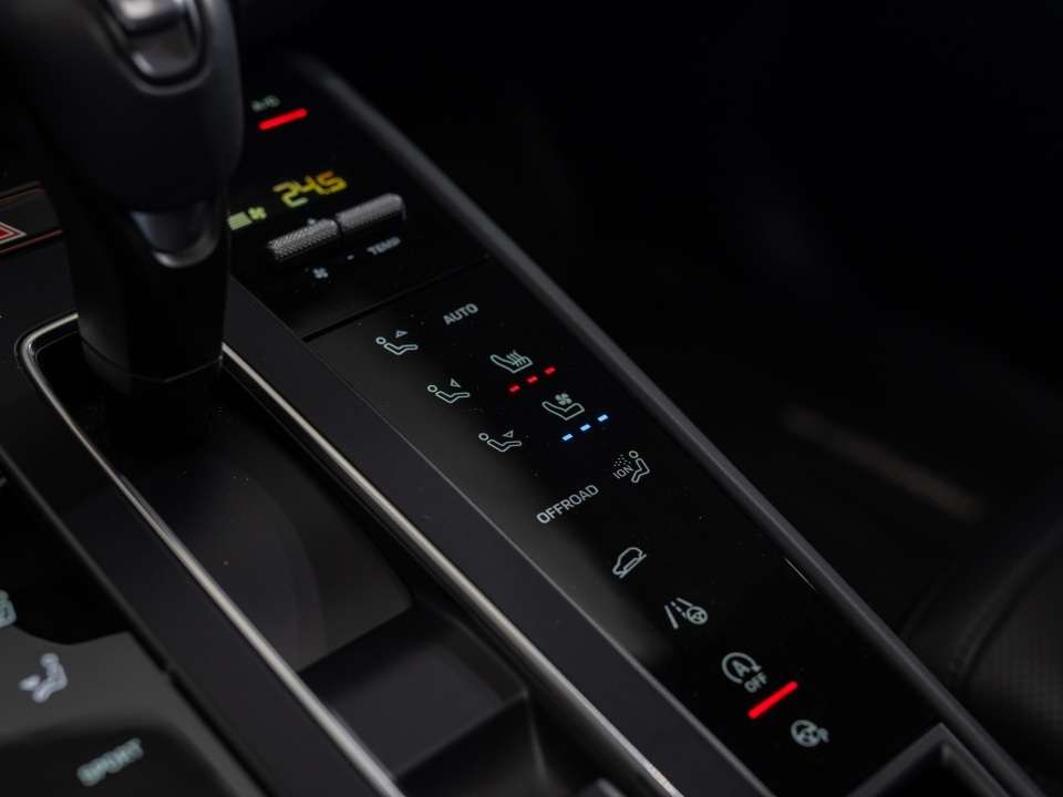 2025 Porsche Macan GTS thumb 30