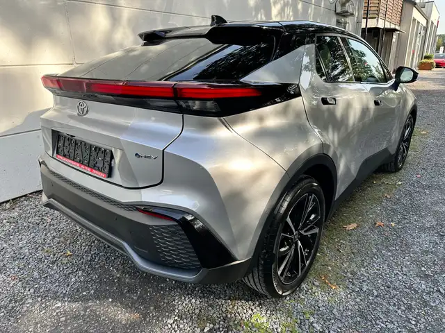 Toyota C-HR view 3