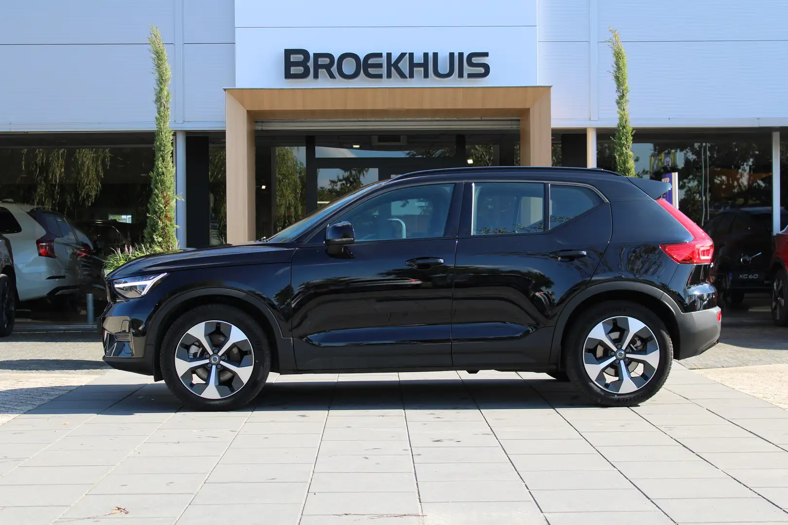 Volvo XC40 2.0 B4 Plus Dark Trekhaak | Harman Kardon | Stoel Schwarz - 2