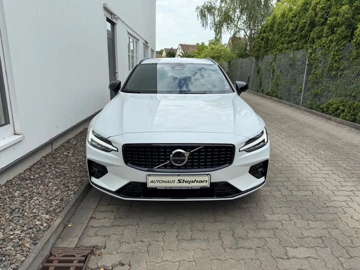 Volvo V60 B4 B Plus Dark Autom. MY25 GARANTIE Weiß - 2