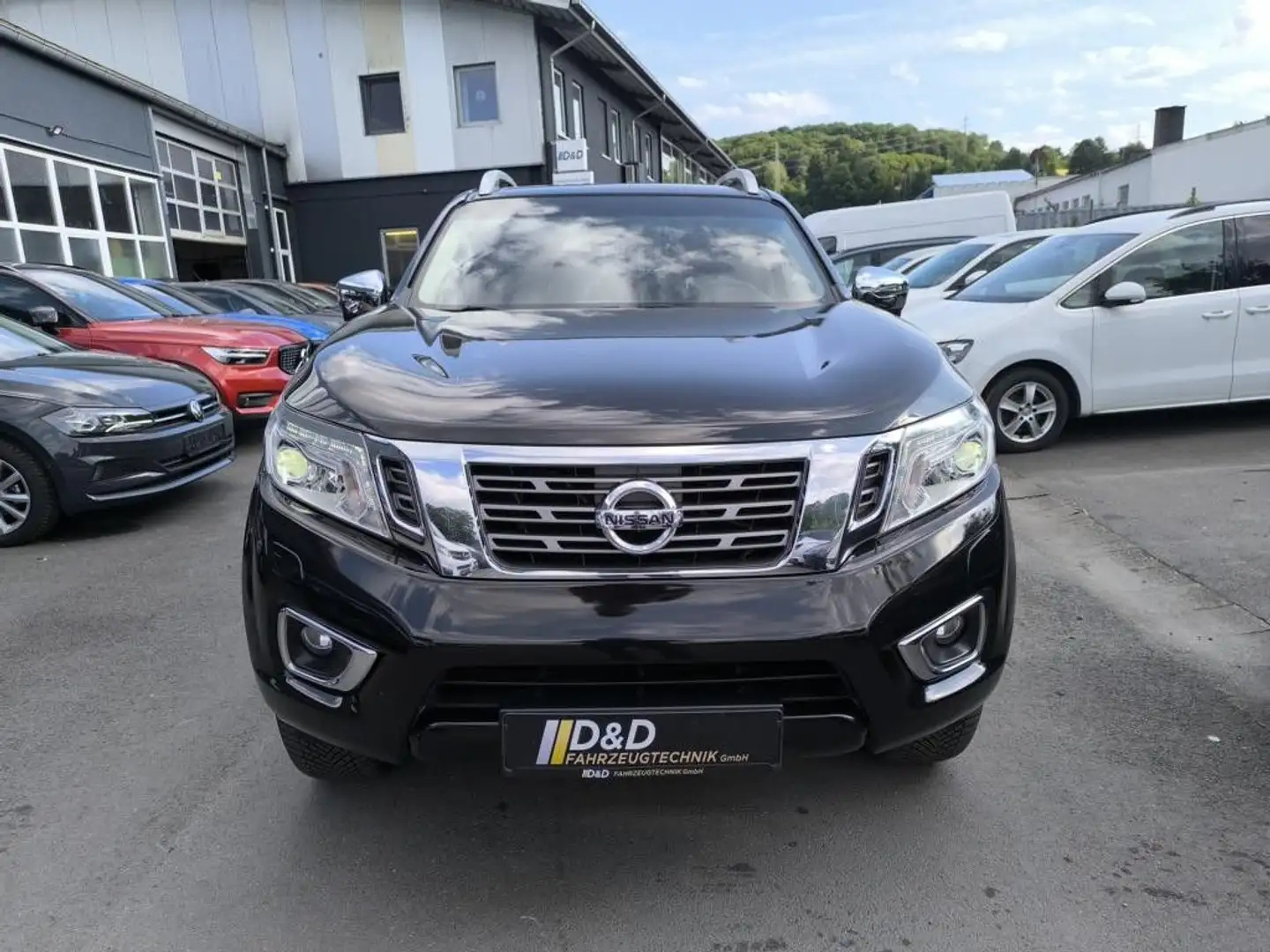 Nissan Navara NP300 Tekna Double Cab 4x4 Leder Navi LED Schwarz - 2