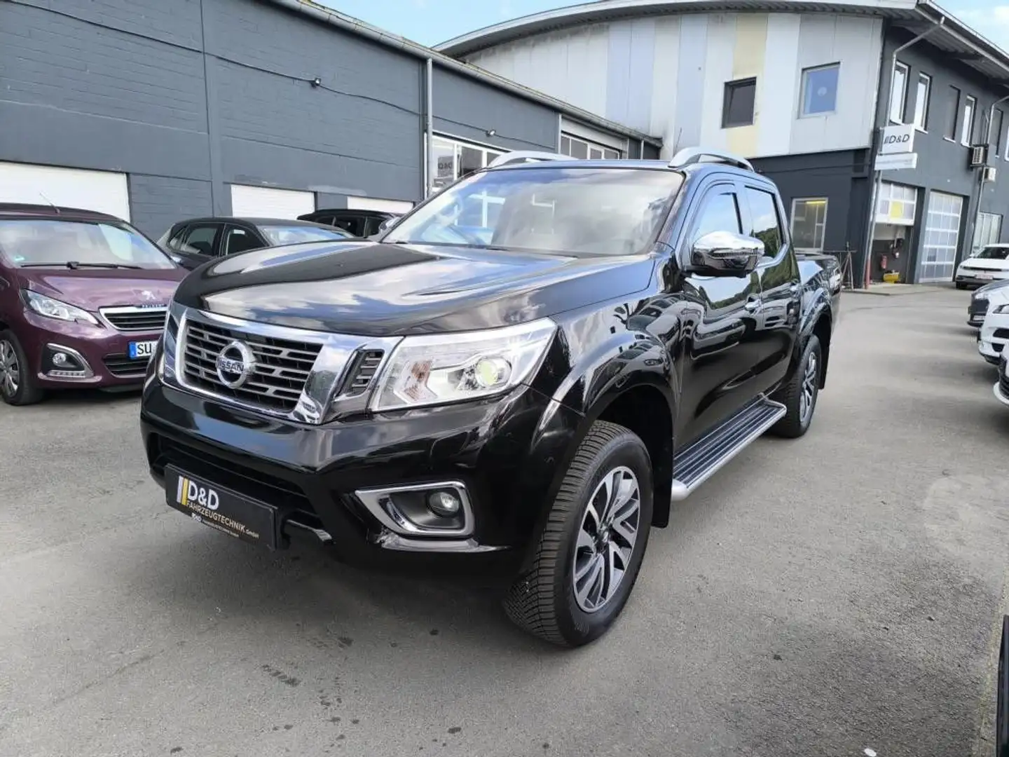 Nissan Navara NP300 Tekna Double Cab 4x4 Leder Navi LED Schwarz - 1