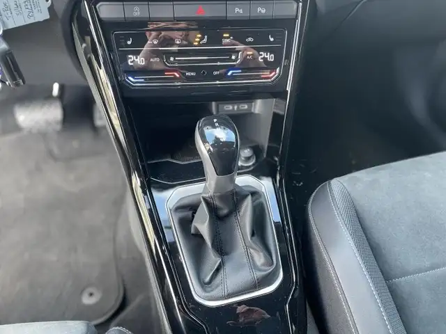 Volkswagen T-Roc view 10