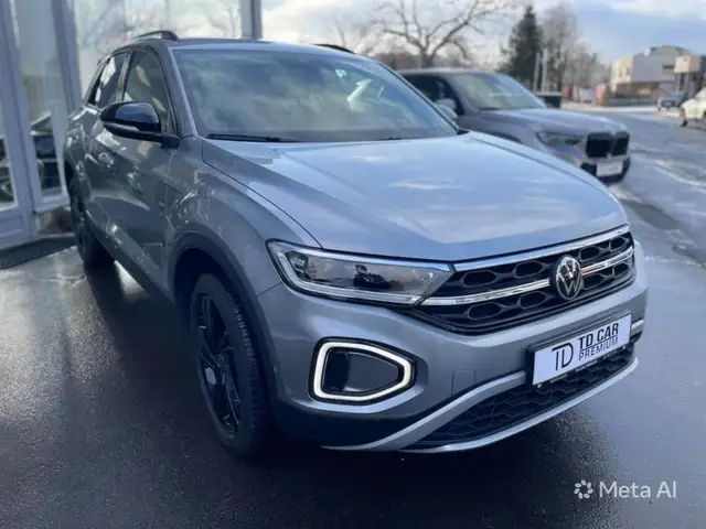Volkswagen T-Roc view 3