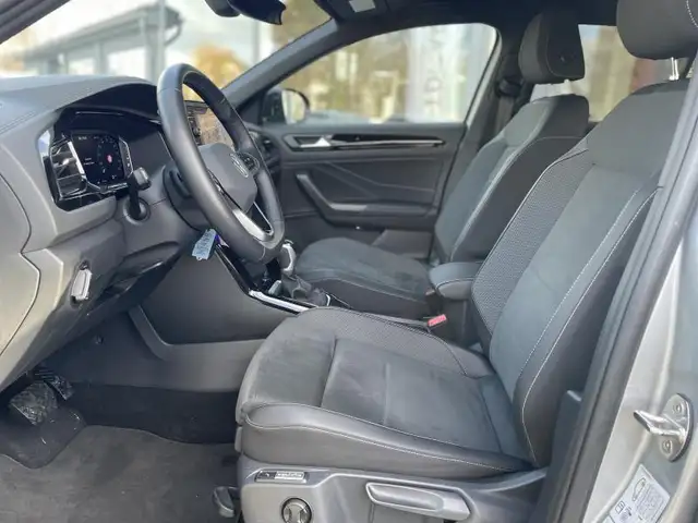 Volkswagen T-Roc view 7