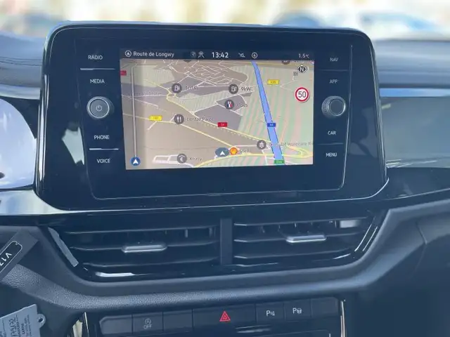 Volkswagen T-Roc view 9