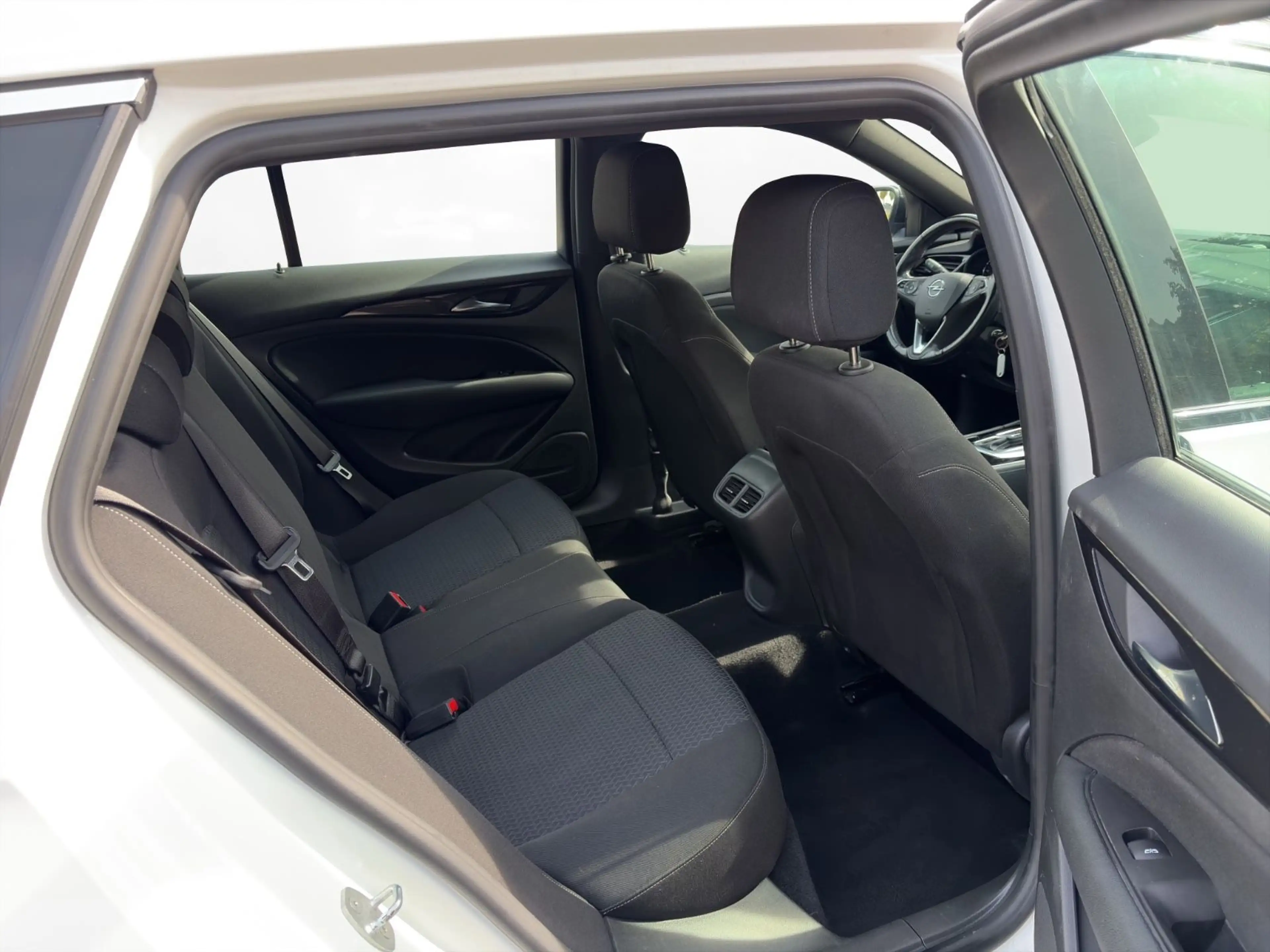 Opel Insignia B Sports Tourer Elegance — photo 11