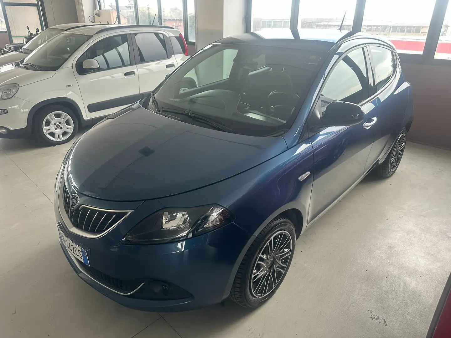 Lancia Ypsilon 1.0 firefly hybrid Gold s&s 70cv 5p.ti Blau - 1