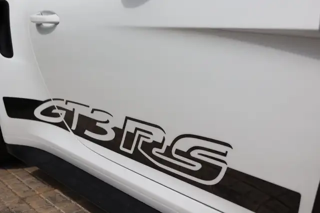 Porsche 911 view 7