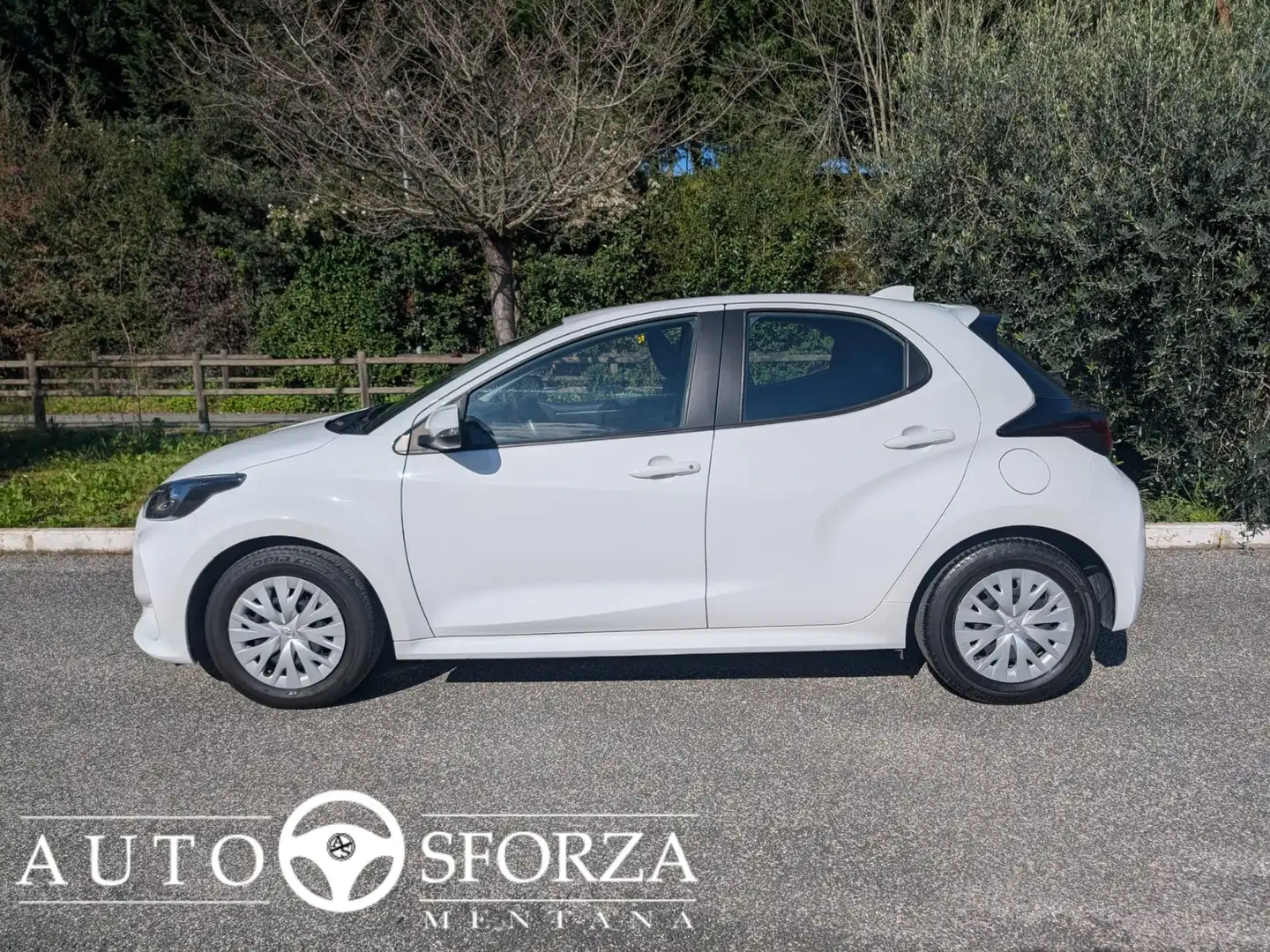 Toyota Yaris 1.0 Active Tagliandata Nazionale E6d Bianco - 2
