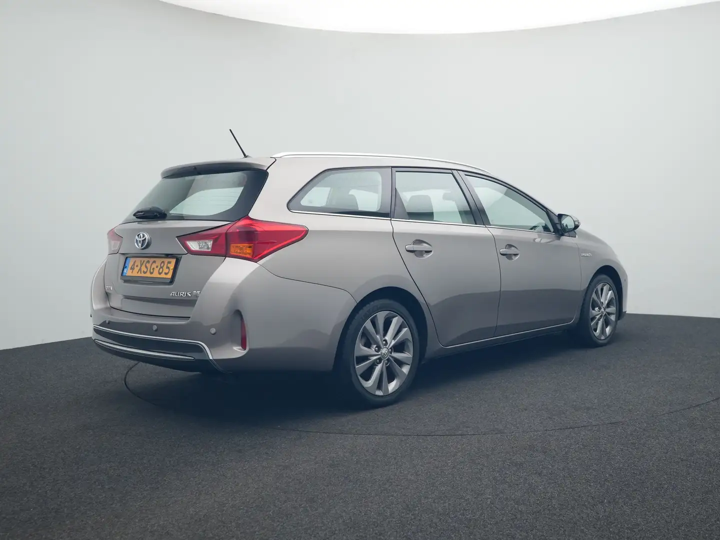 Toyota Auris Touring Sports 1.8 Hybrid Executive | Parkeersenso Brun - 2