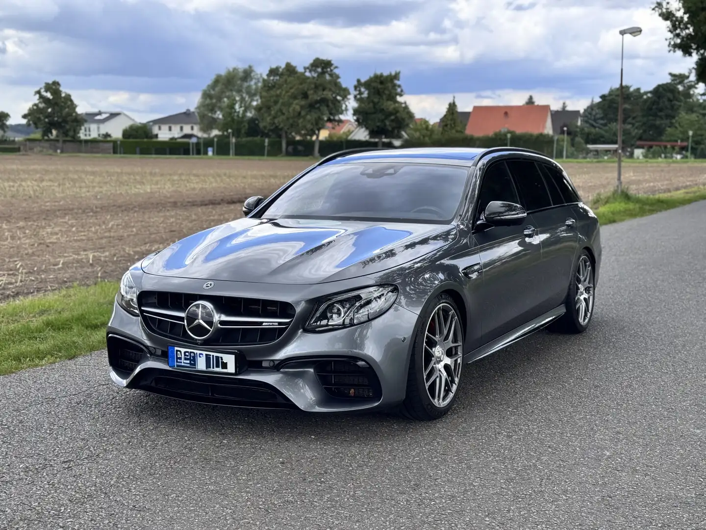 Mercedes-Benz E 63 AMG S 4Matic+ T BUR STHZG MASS PANO BUR AHK SZLÜF GAR Grau - 2