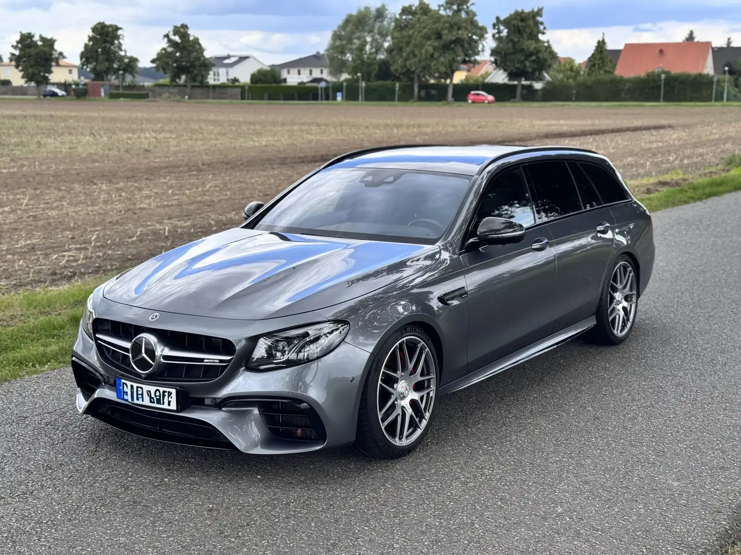 Mercedes-Benz E 63 AMG S 4Matic+ T BUR STHZG MASS PANO BUR AHK SZLÜF GAR Grau - 1