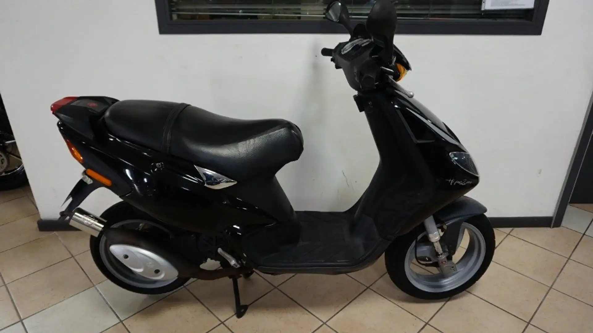 Piaggio NRG 50 2 tempi H2o Zwart - 2