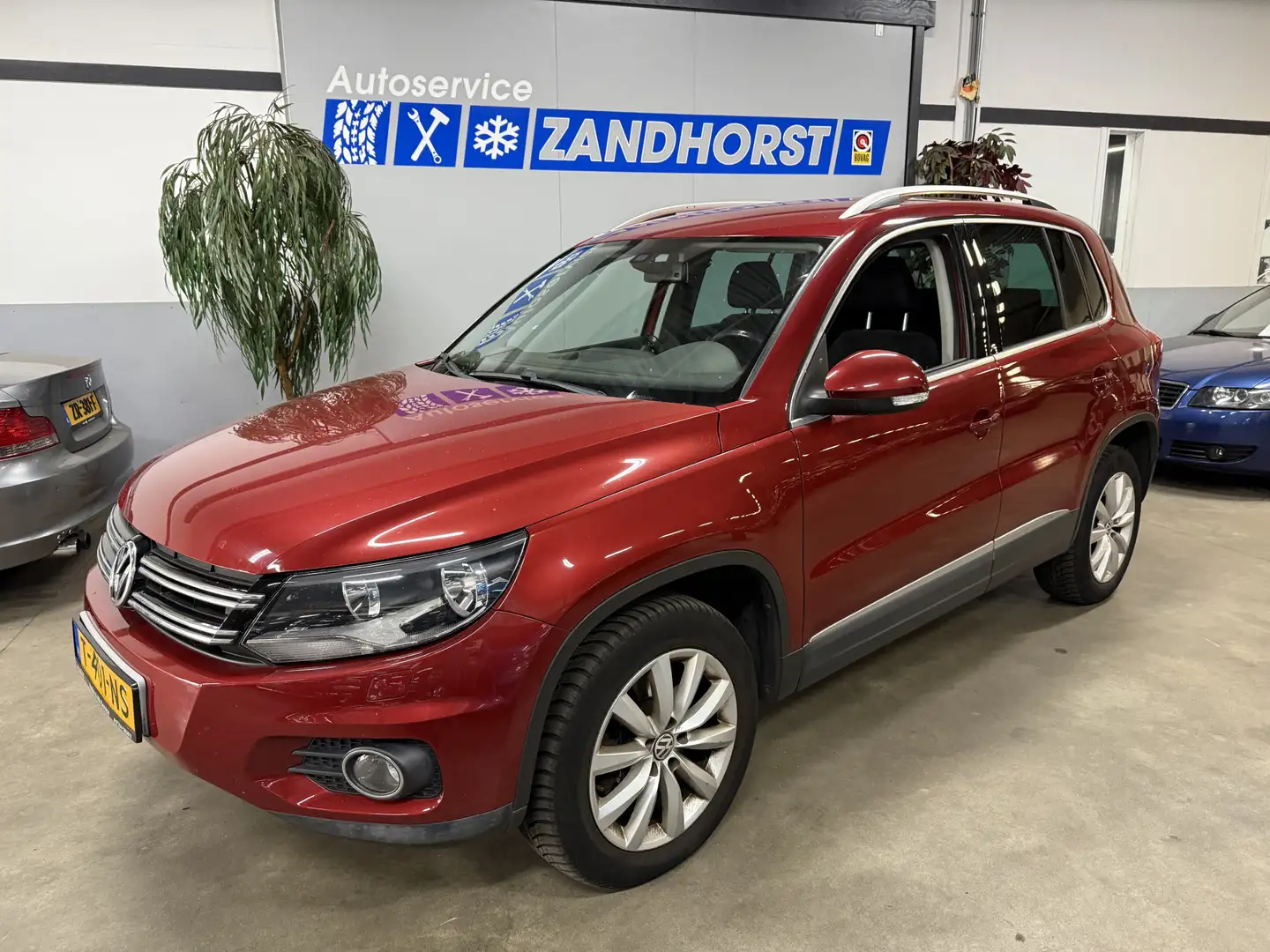 Volkswagen Tiguan 2.0 TDI Sport&Style 4Motion Rood - 1