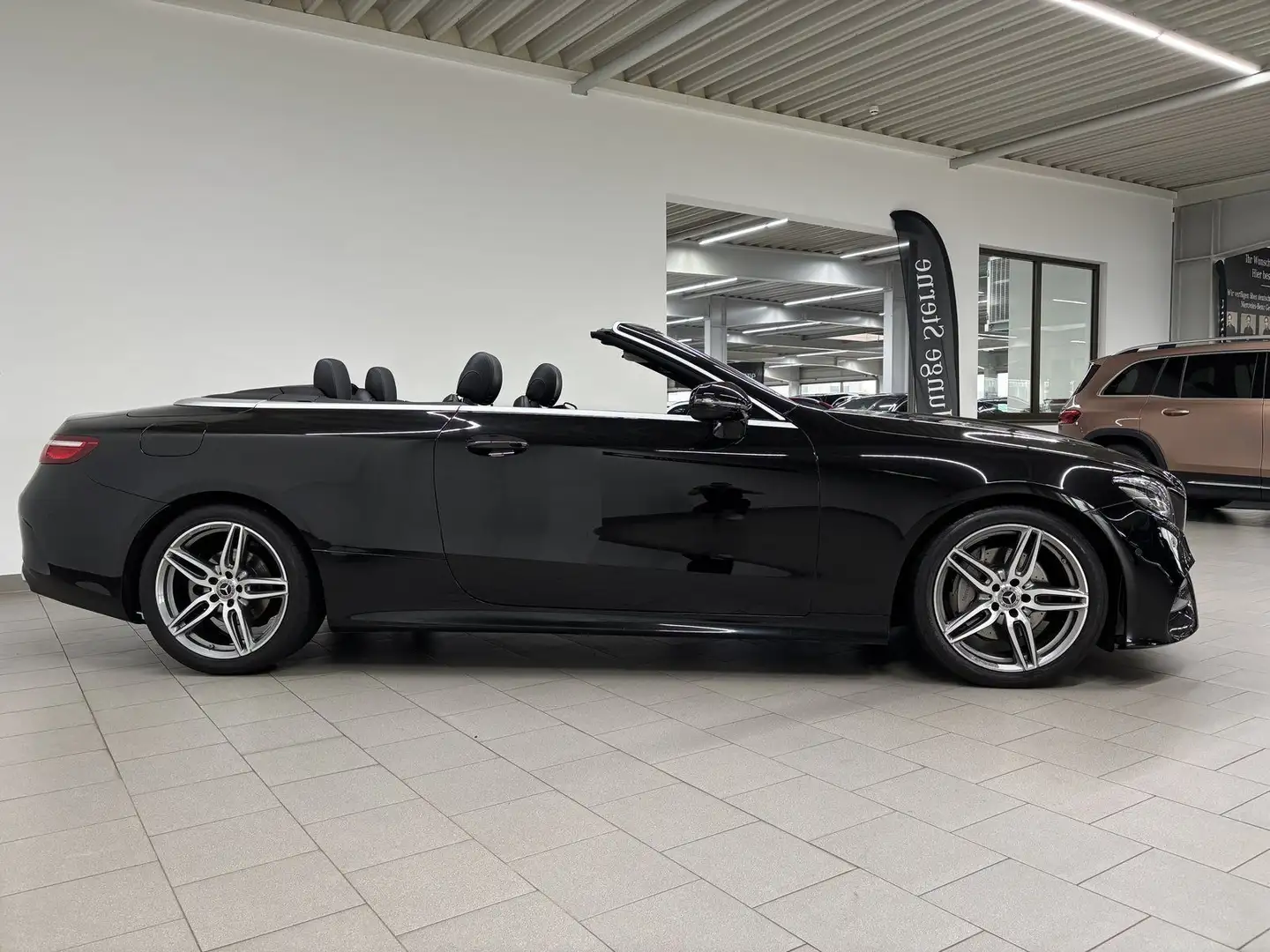 Mercedes-Benz E 300 d Cabrio AMG+DISTR+AIRSCARF+COMAND+19"AMG Schwarz - 2