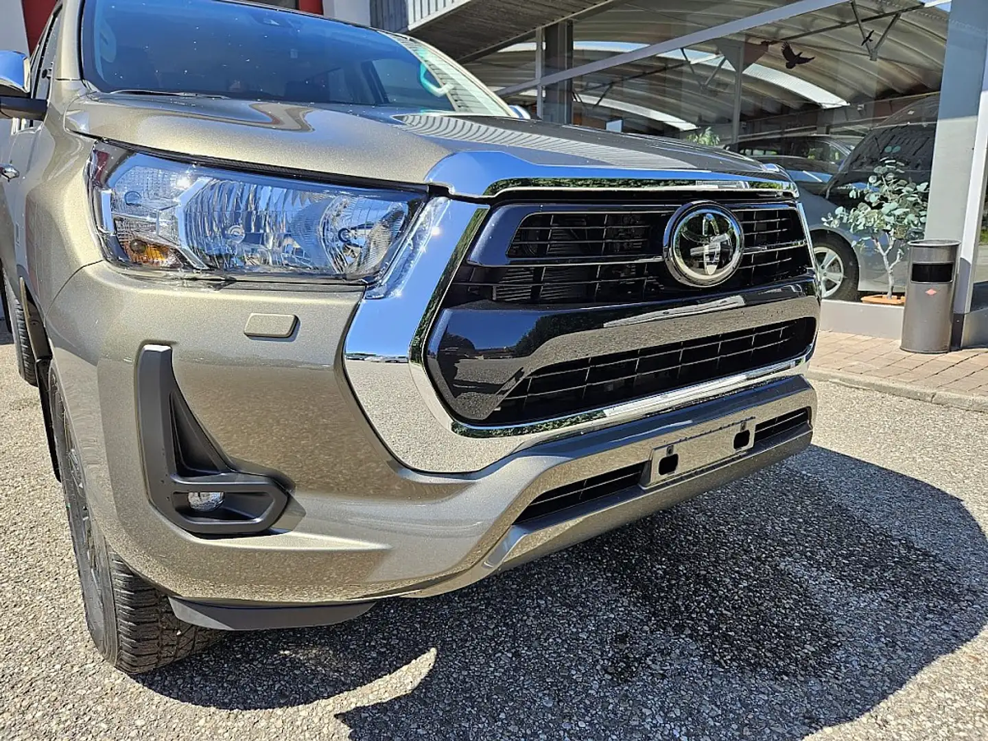 Toyota Hilux DK Active 4WD 2,8 D-4D Aut. Braun - 2