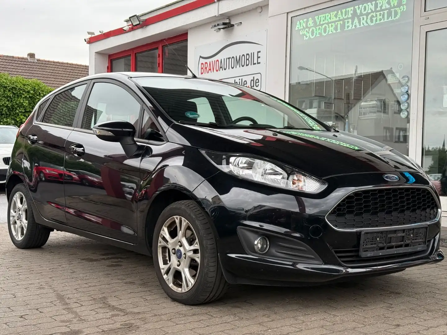 Ford Fiesta KLIMAAUT./SHZ/AHK/TÜV 05.26/91.000KM Schwarz - 1