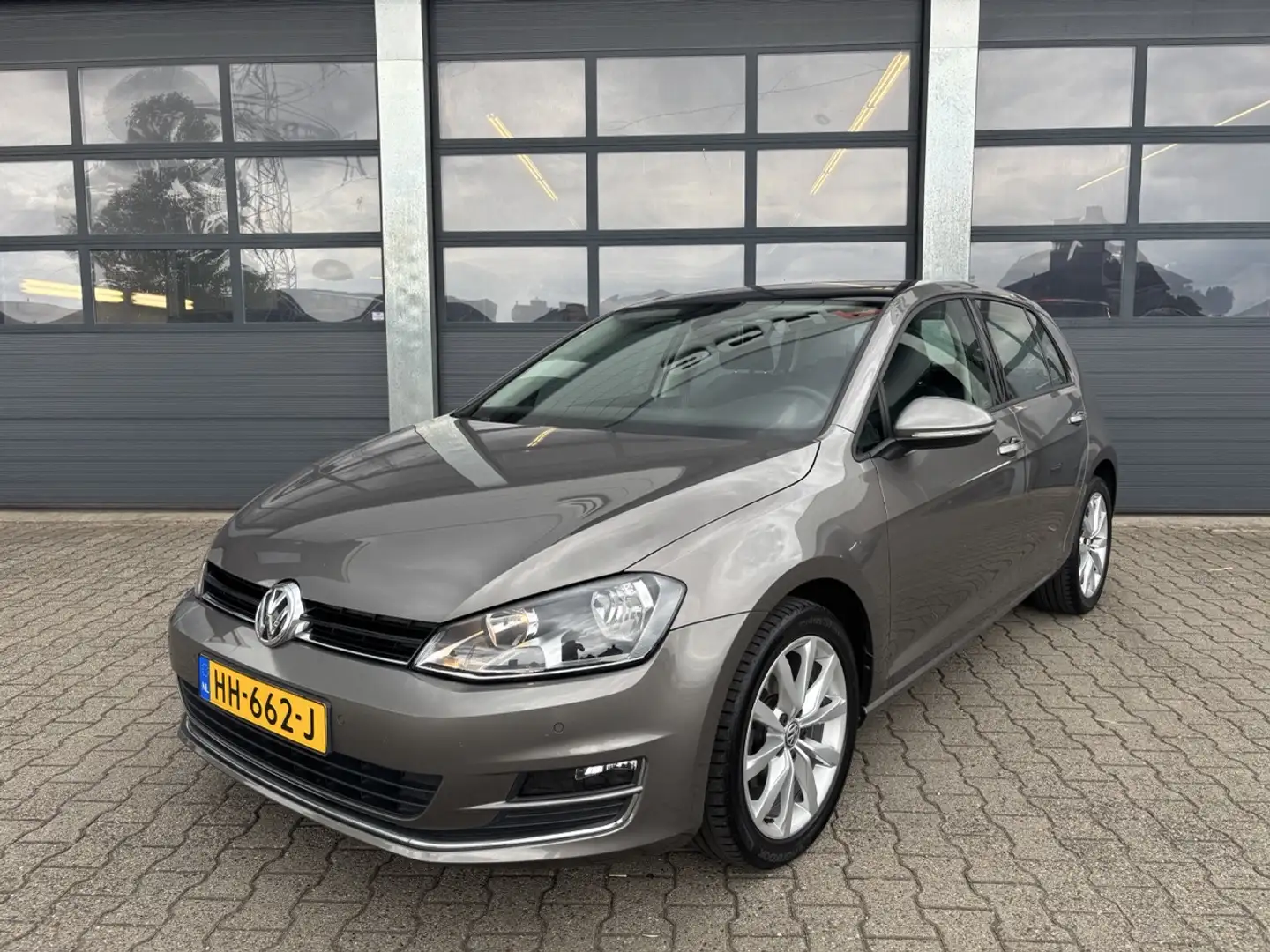 Volkswagen Golf 1.2 TSI 110pk 5-drs Business Edition Connected Grijs - 1