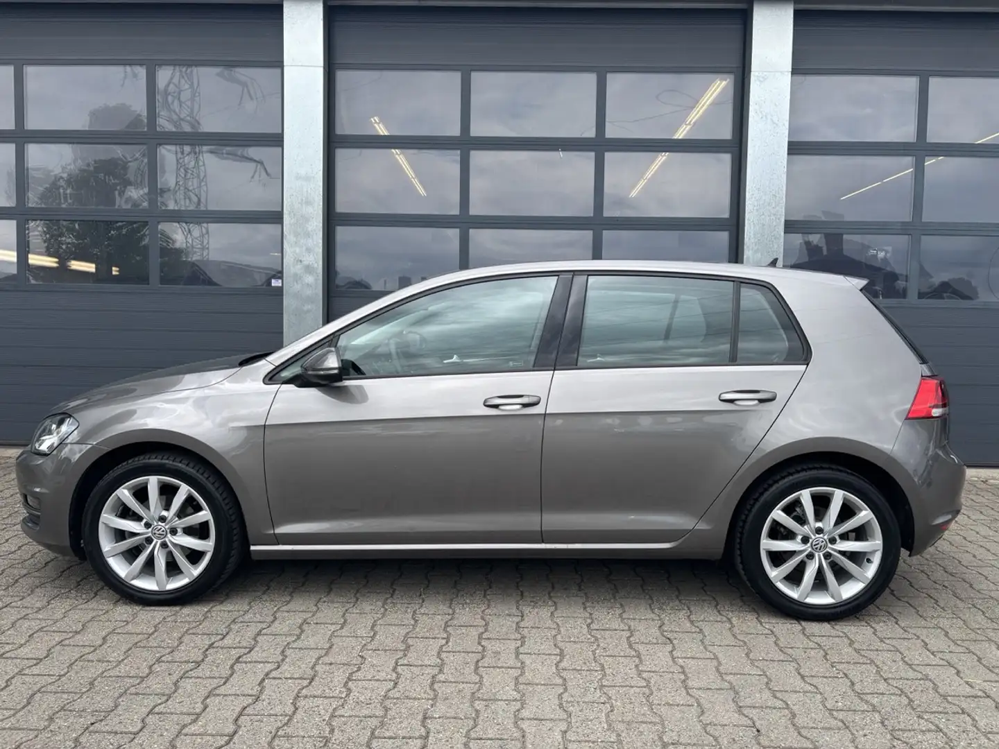 Volkswagen Golf 1.2 TSI 110pk 5-drs Business Edition Connected Grijs - 2