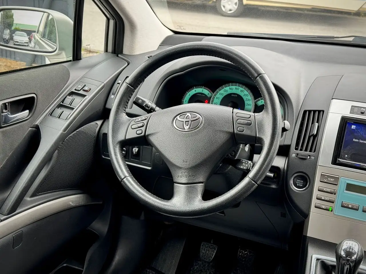 TOYOTA COROLLA VERSO 2.2 D-4D 136 ch AVANT BVM - VOLANT EN CUIR - 2EME MAIN - CLIMATISATION