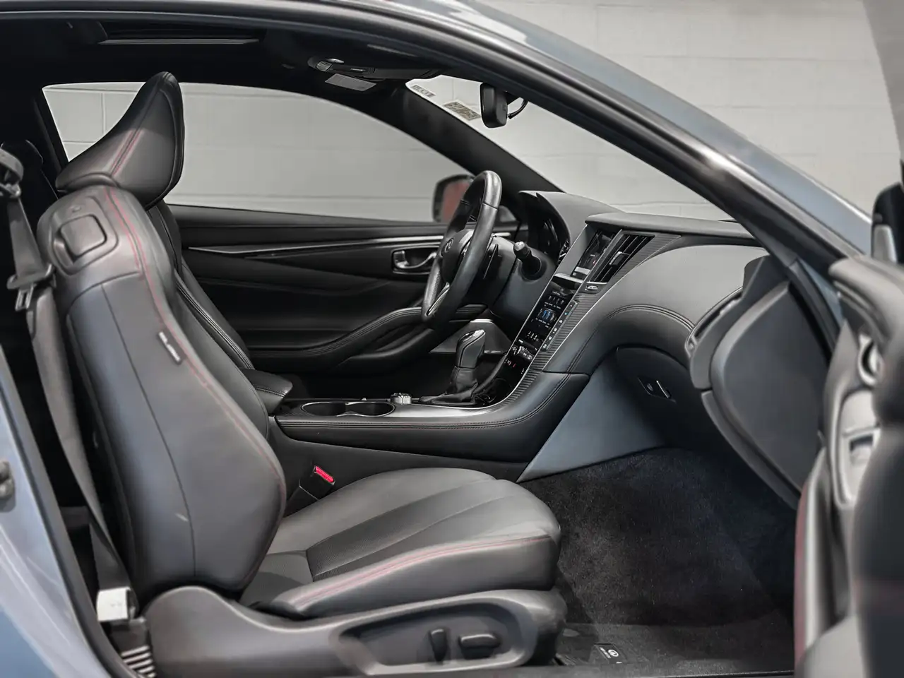 Infiniti Q60 снимка Infiniti Q60