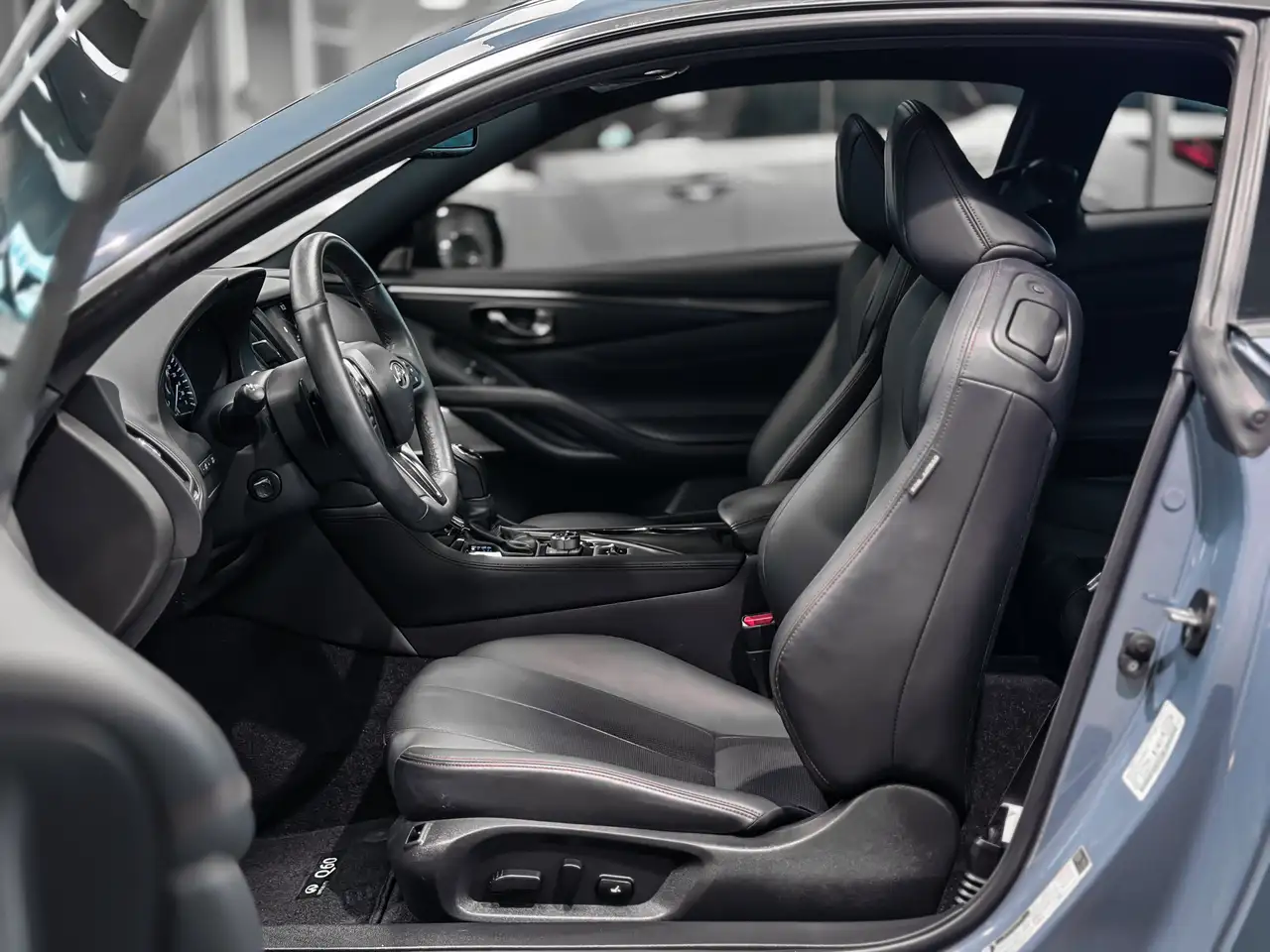 Infiniti Q60 снимка Infiniti Q60