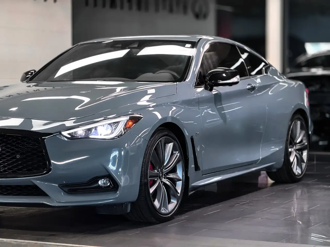 Infiniti Q60 снимка Infiniti Q60