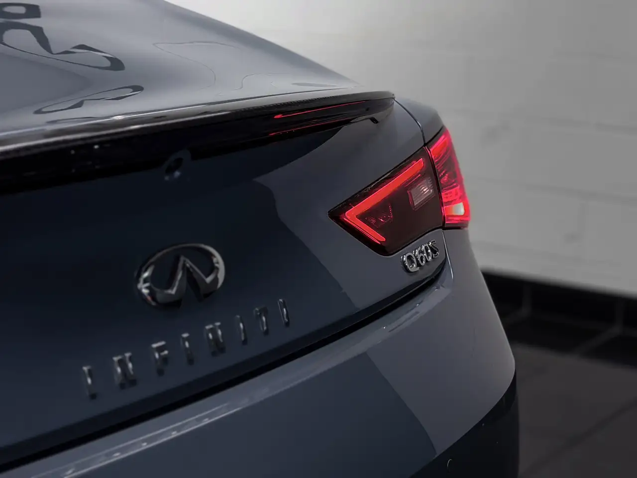 Infiniti Q60 снимка Infiniti Q60