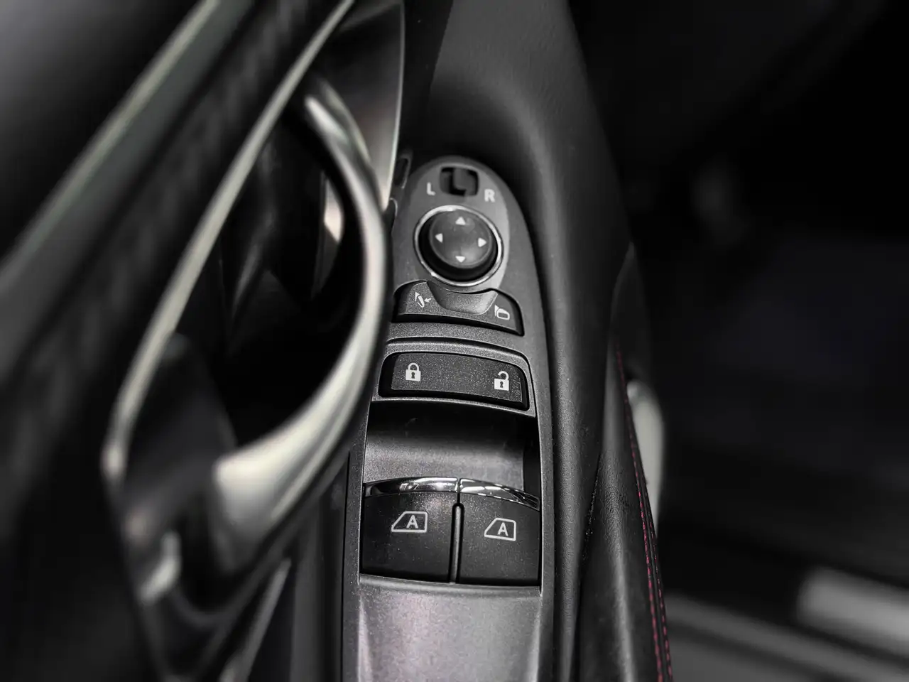Infiniti Q60 снимка Infiniti Q60