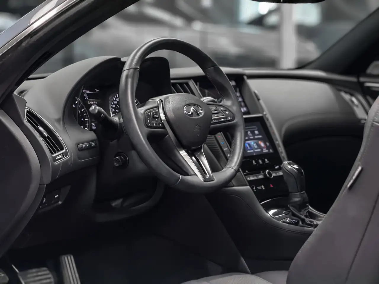 Infiniti Q60 снимка Infiniti Q60
