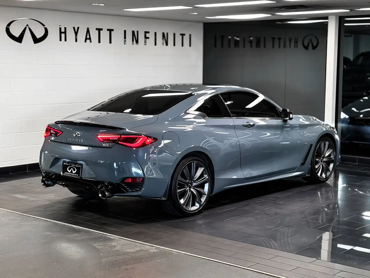 Infiniti Q60 снимка Infiniti Q60