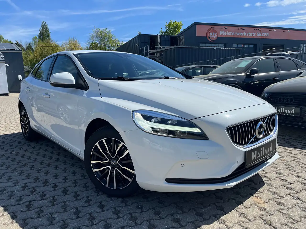Volvo V40 Momentum — photo 1 of 18