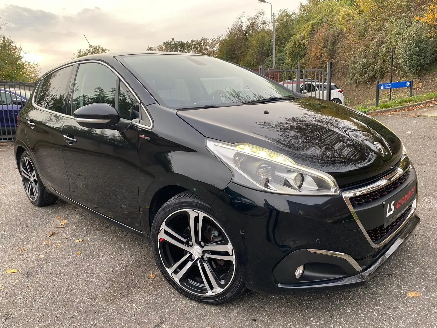 Peugeot 208 208 1.2 PureTech GT Line*Boite Auto*Caméra*Navi Zwart - 1