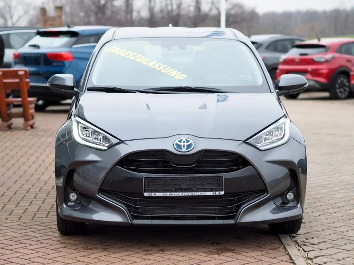 Toyota Yaris 1.5-l-VVT-i Hybrid Team D + Comfort Paket Grijs - 2