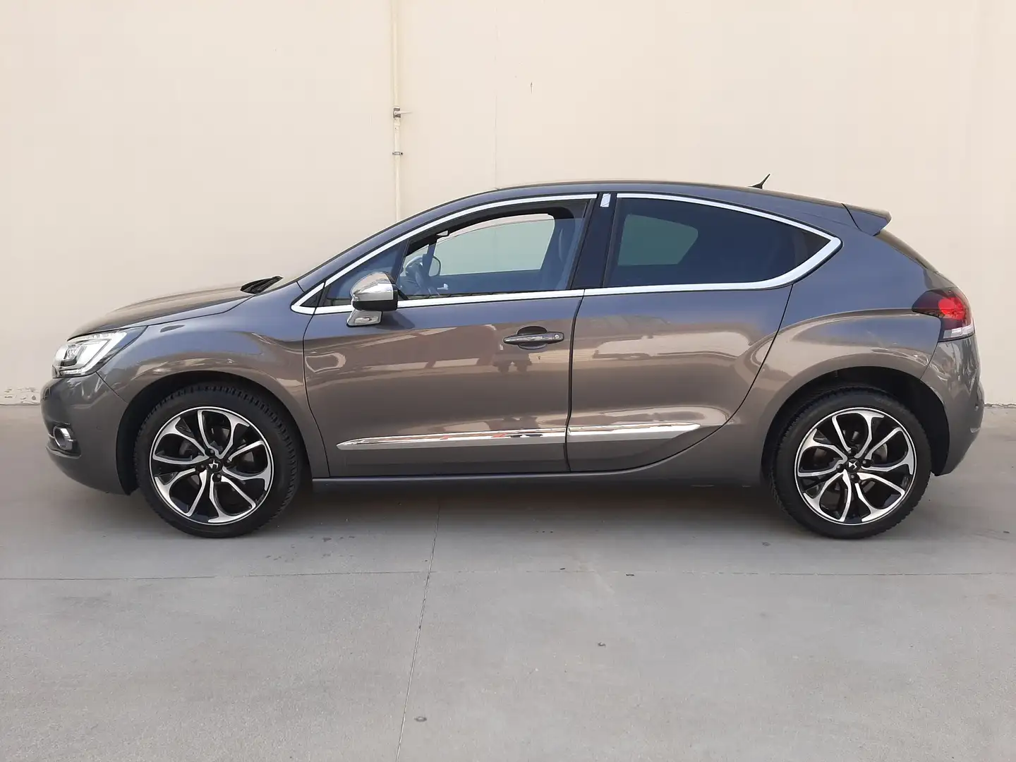 DS Automobiles DS 4 1.5 BlueHDI 120cv EAT6 Sport Chic Grau - 2