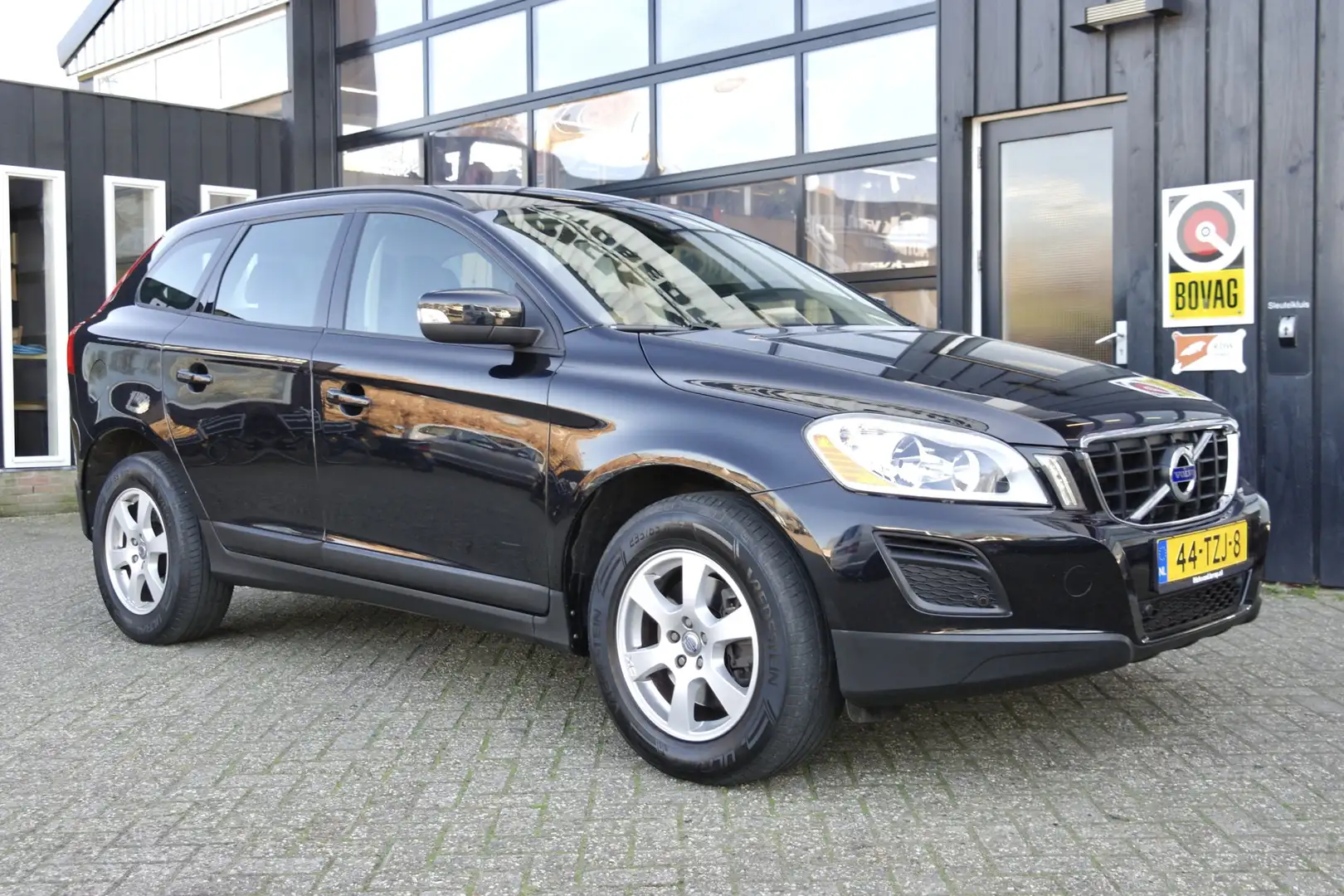 Volvo XC60 2.0 T5 241 PK Kinetic Automaat | Cruise | Leder | Zwart - 1
