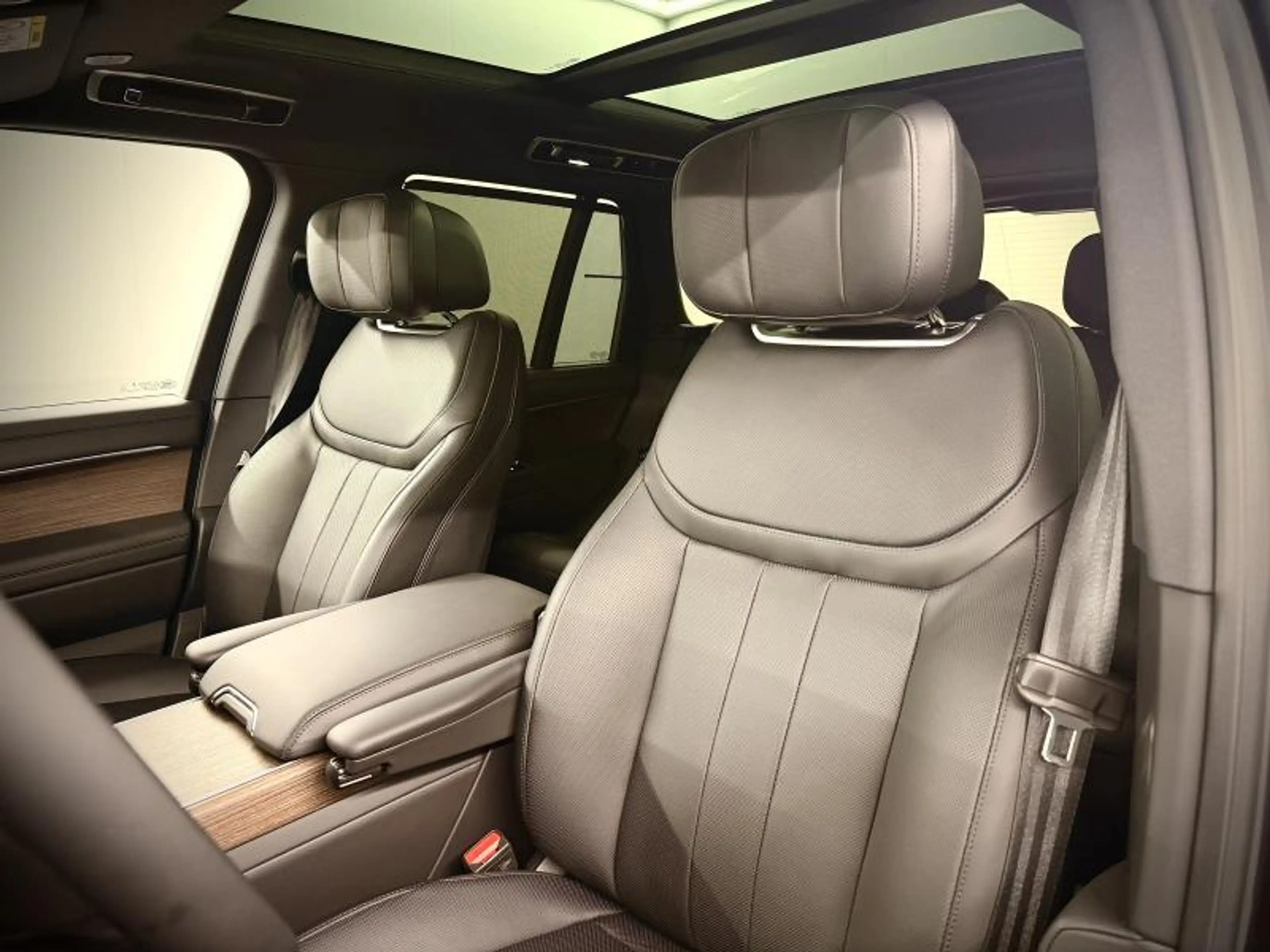 Land Rover Range Rover SWB P460e HSE 26MY — photo 13