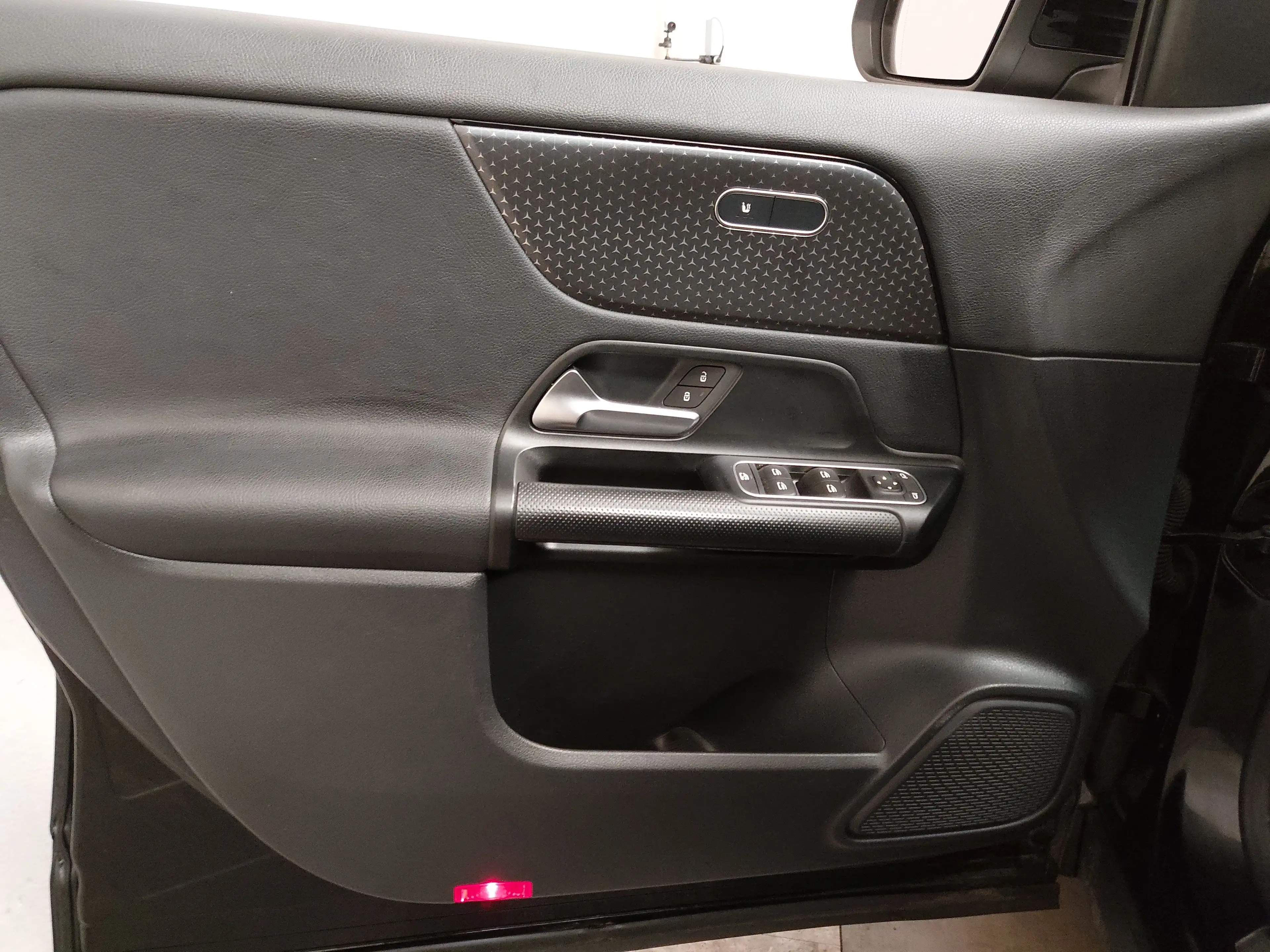 Mercedes-Benz GLA 180 d Navi LED MBUX T-Leder RFK — photo 5