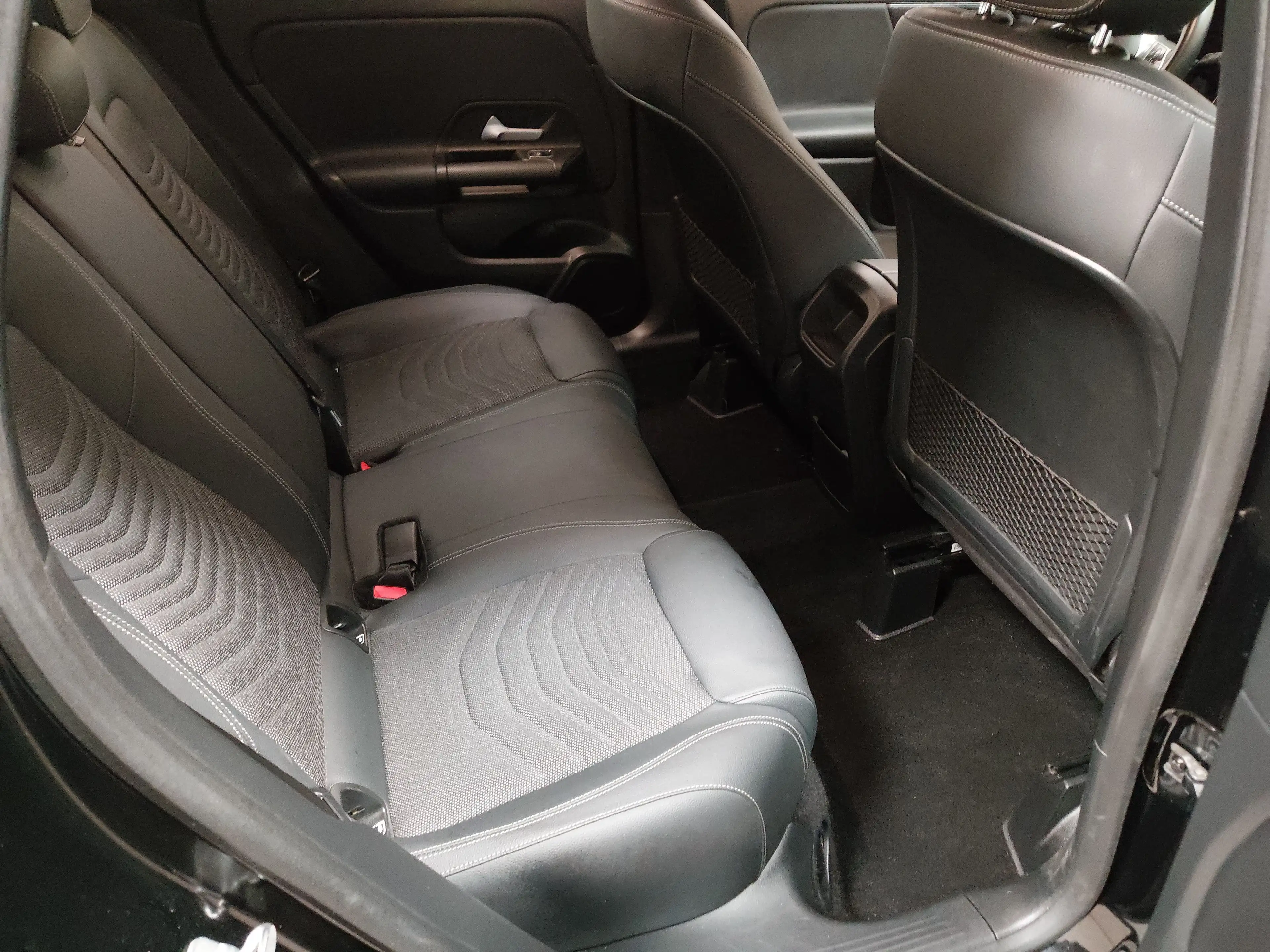 Mercedes-Benz GLA 180 d Navi LED MBUX T-Leder RFK — photo 12