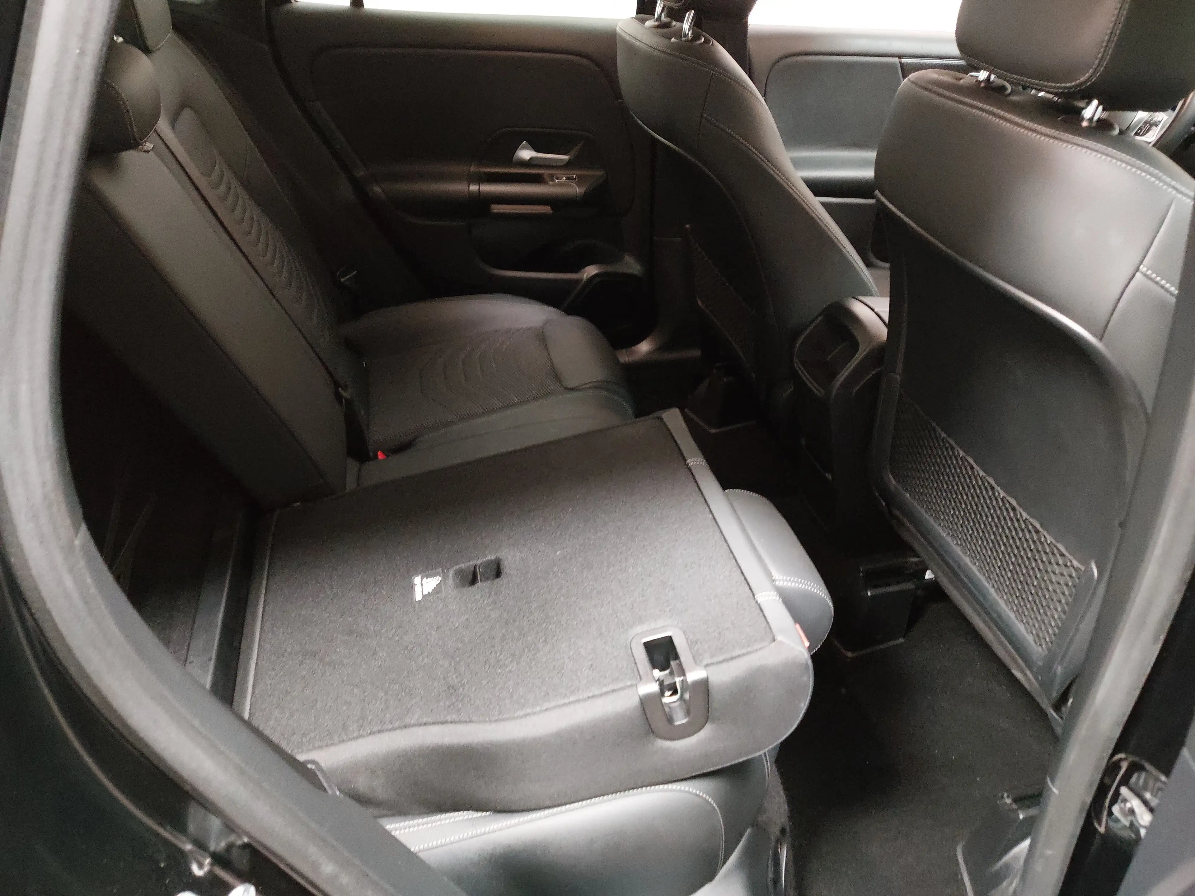 Mercedes-Benz GLA 180 d Navi LED MBUX T-Leder RFK — photo 11