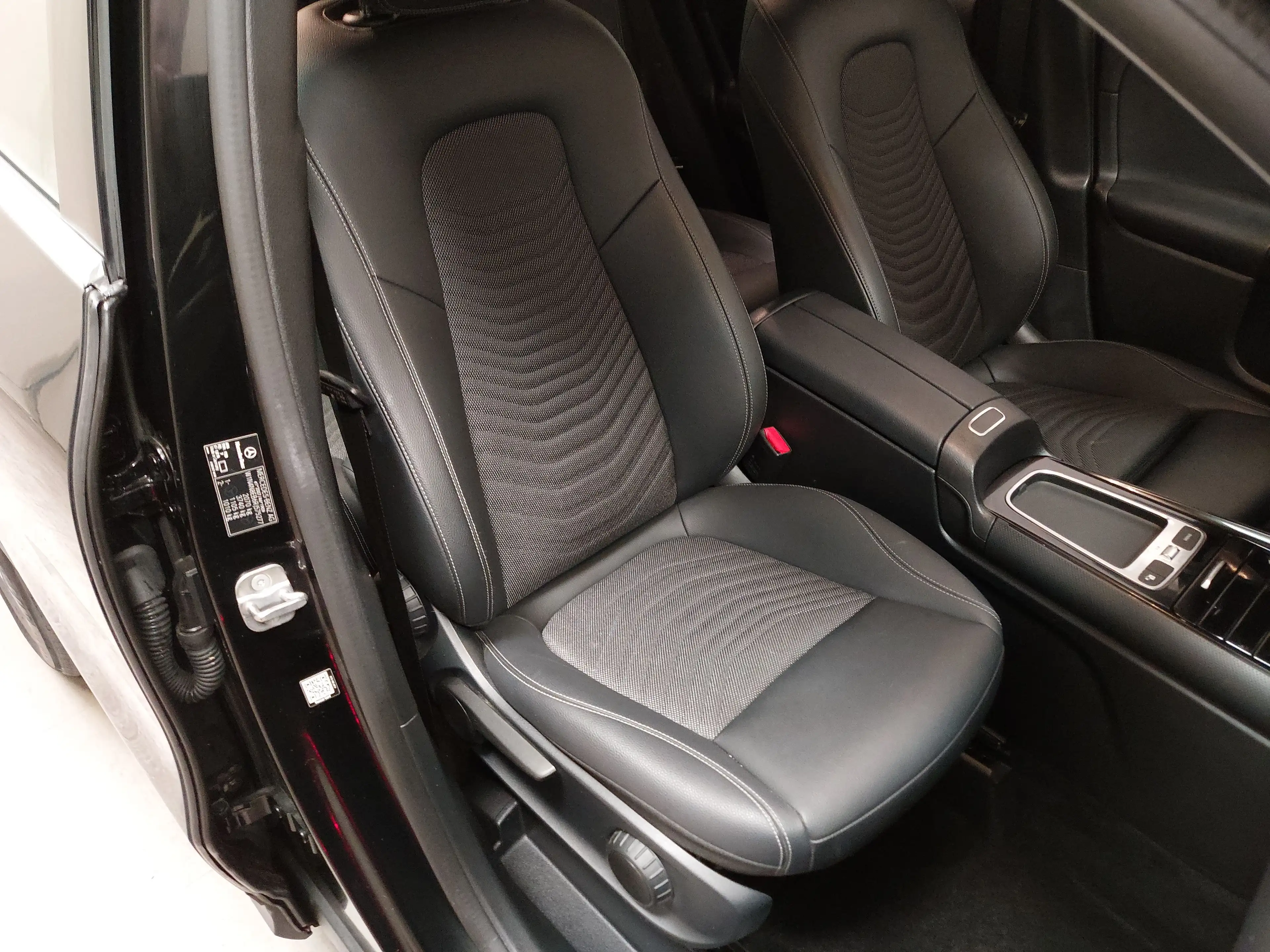 Mercedes-Benz GLA 180 d Navi LED MBUX T-Leder RFK — photo 10