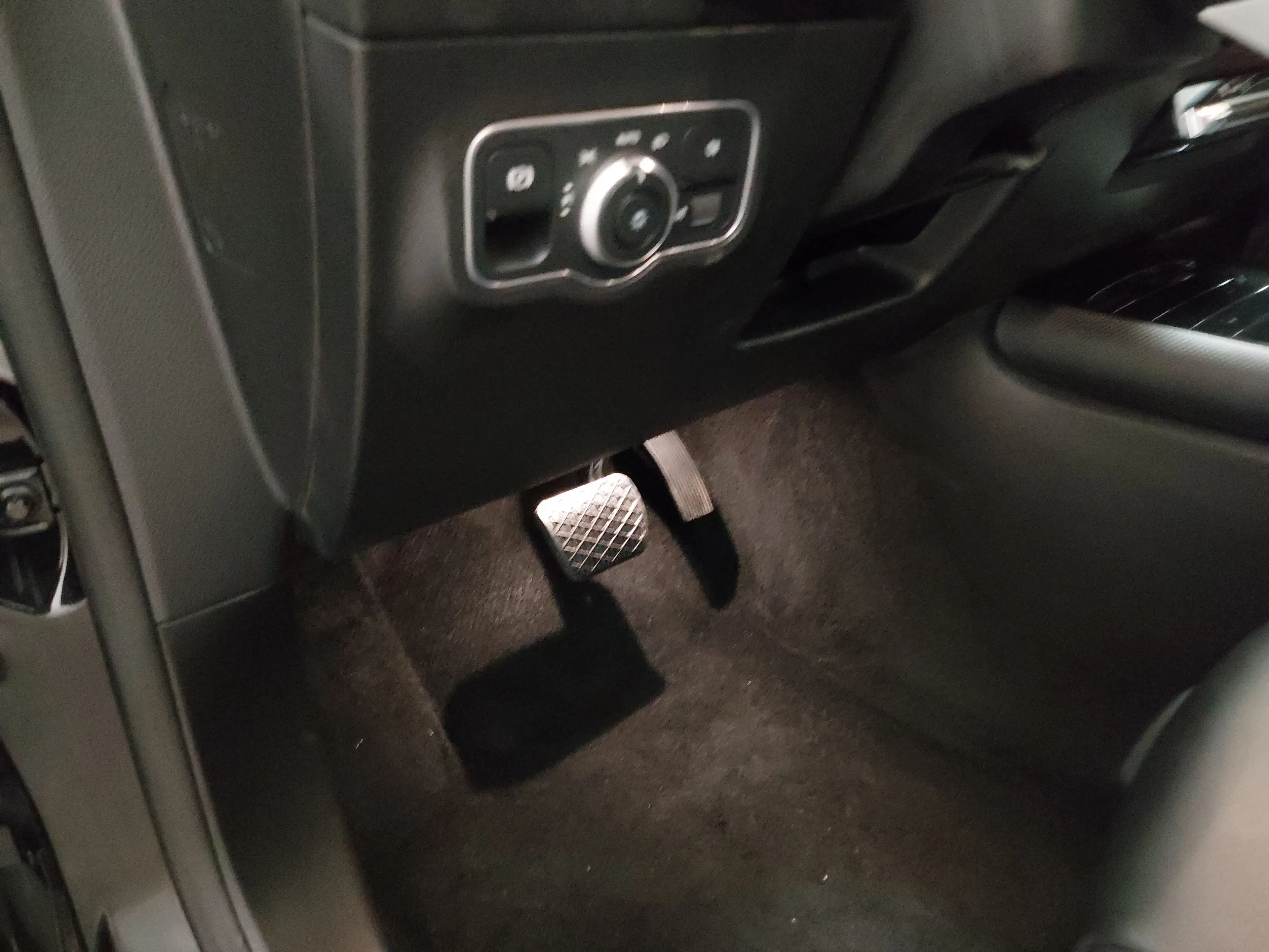 Mercedes-Benz GLA 180 d Navi LED MBUX T-Leder RFK — photo 7