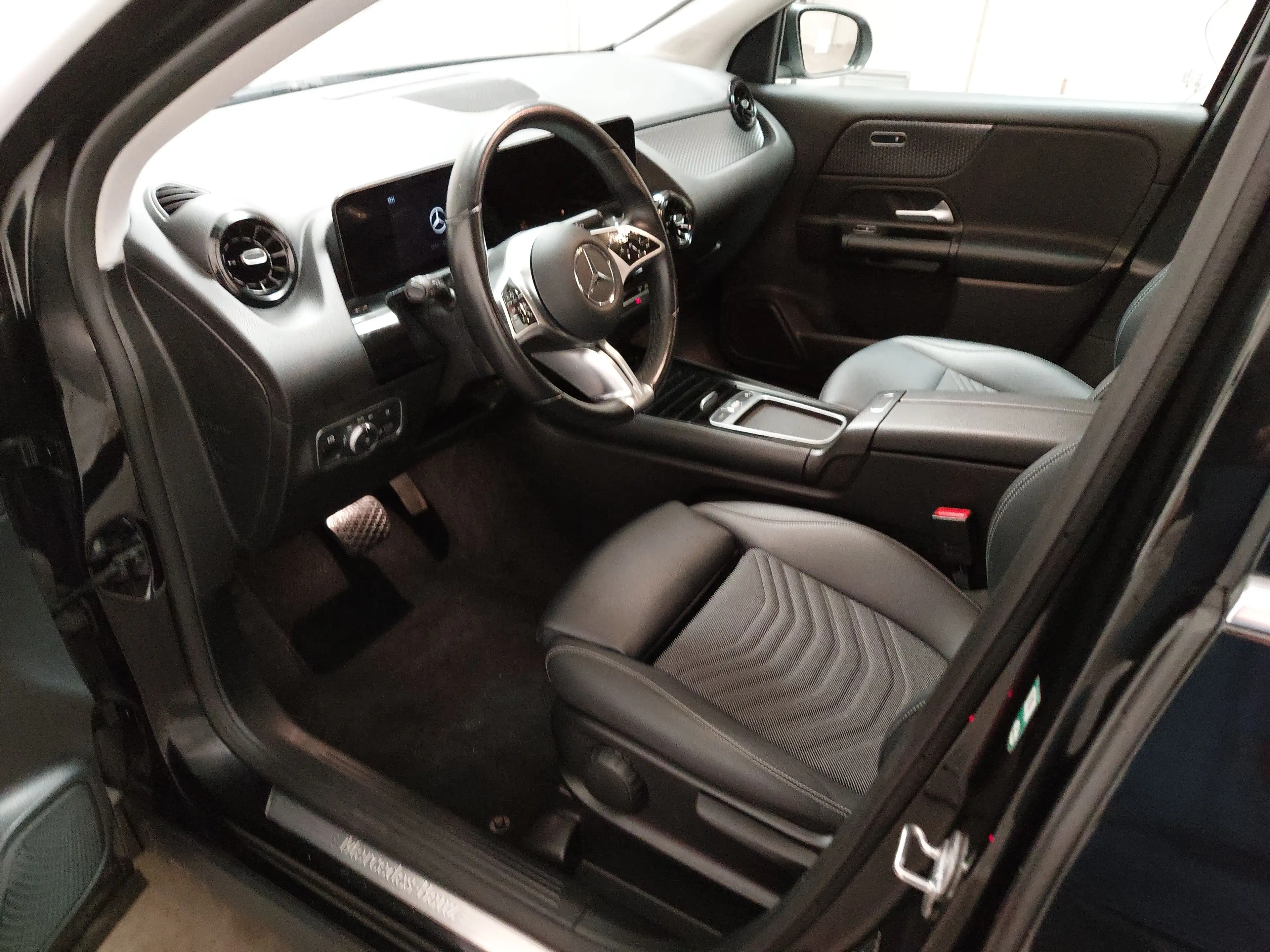 Mercedes-Benz GLA 180 d Navi LED MBUX T-Leder RFK — photo 6